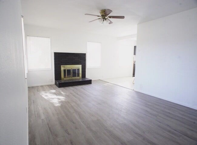 Large living room with working fireplace - 45127 Division St