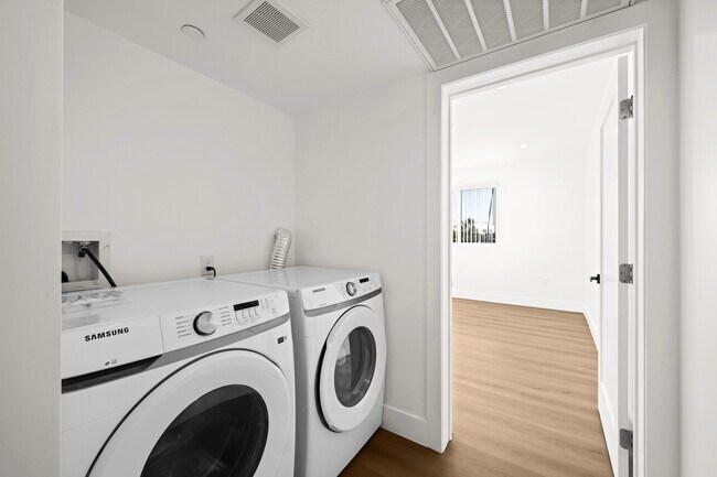 L'Appartment 新品タグ付 今期 20SS  BILLY T-sh 2002 Hillcrest Dr Unit 2002 1/2 - Los Angeles, CA