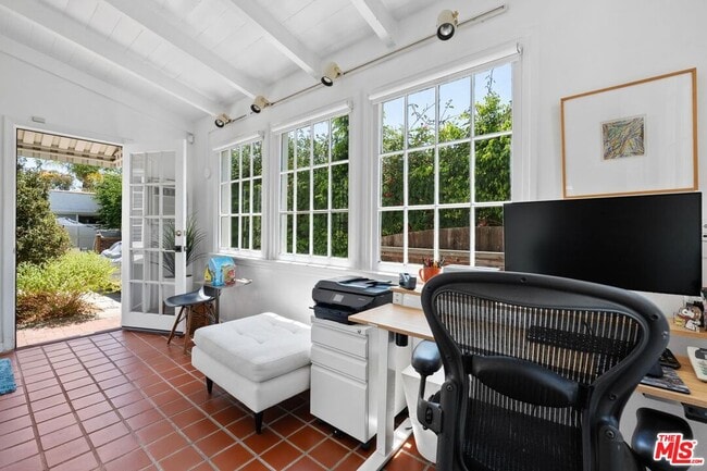 Photo - 202 N Gower St