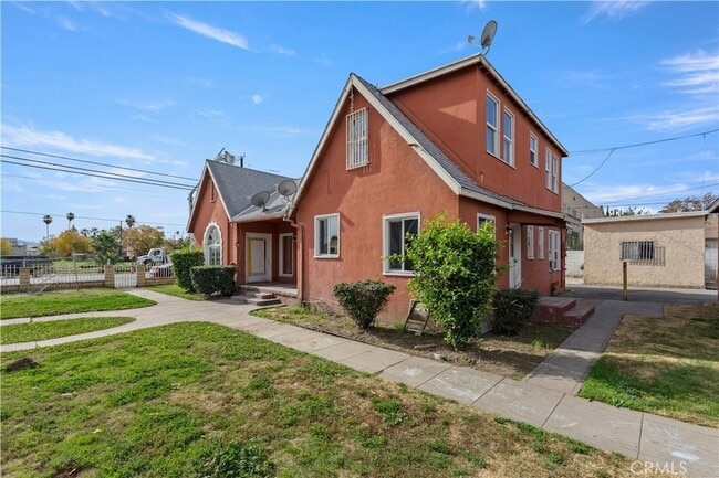 Photo - 272 W 9th St