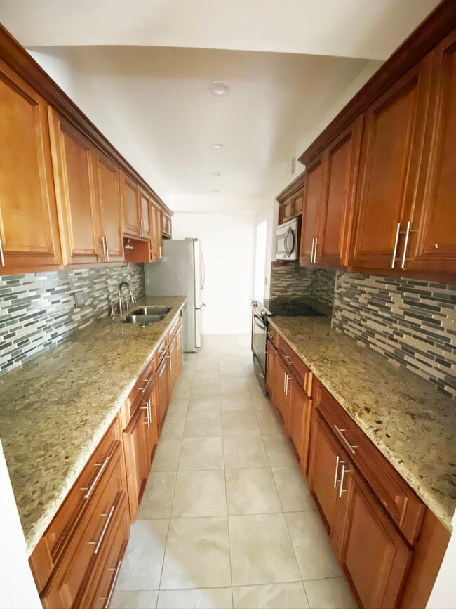 Building Photo - 1262 S Barrington Ave Unit 201