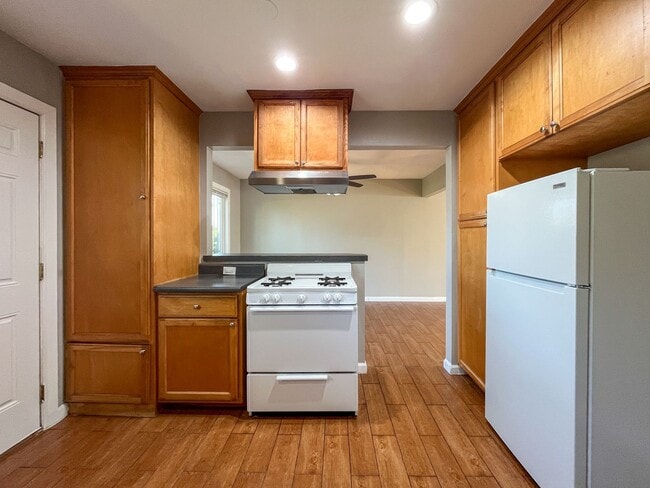 Building Photo - 11303 S Lemoli Ave Unit 01