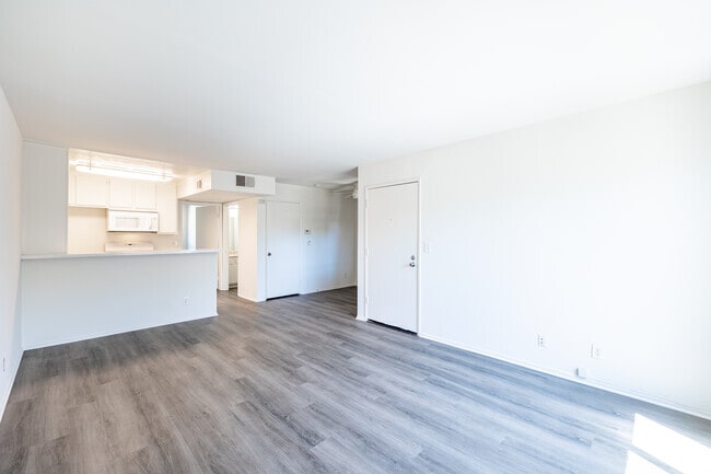 1BR, 1BA - 600SF - Living Room - Windward Isle