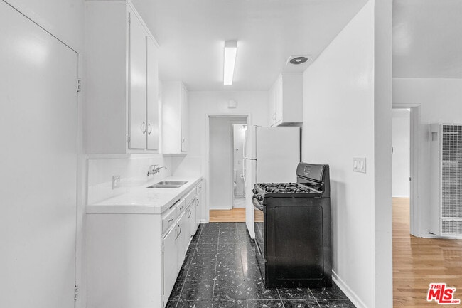 Photo - 1342 Yale St Unit B