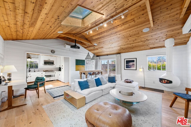 Building Photo - 7038 Dume Dr Rental