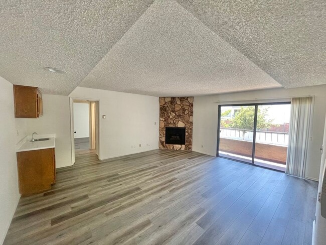 Building Photo - 12120 Texas Ave Unit 102