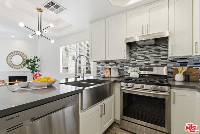 Building Photo - 11110 Camarillo St Unit 122