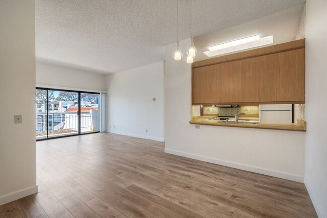 Photo - La Jolla Pines- Move In Special Top Level 2 Bed/2 Ba Available Now!!