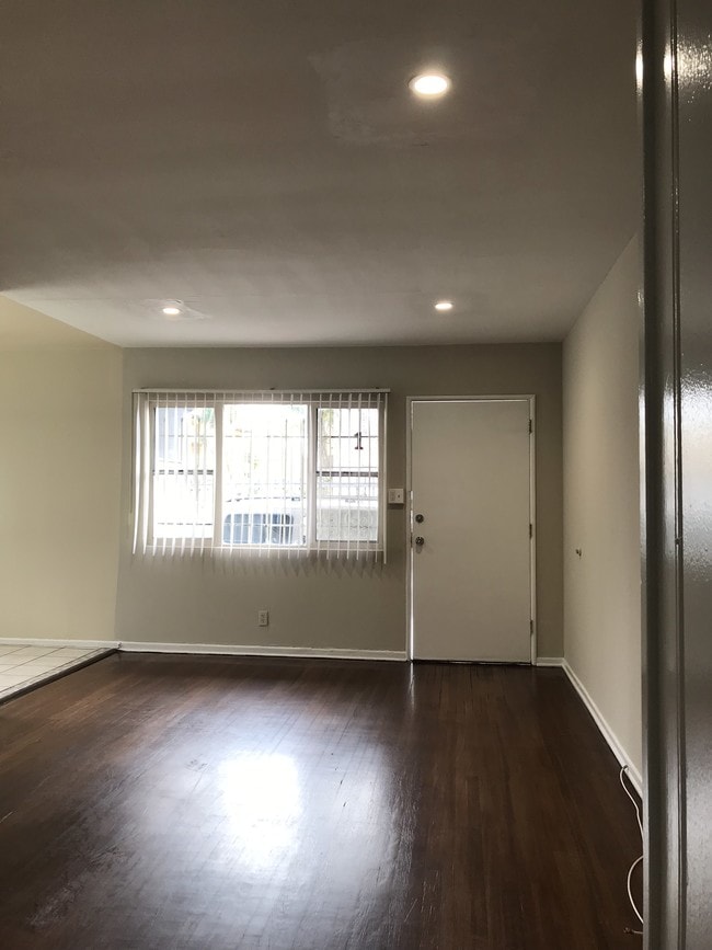 Building Photo - 917 N Hudson Ave Unit 1