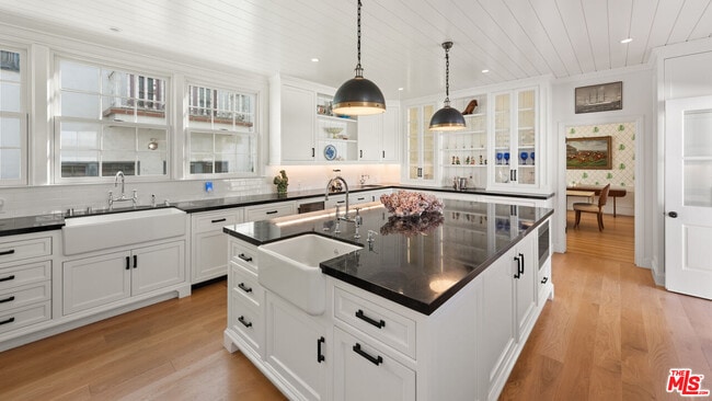 Photo - 605 Palisades Beach Rd