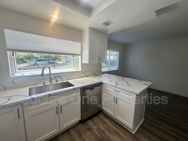 Photo - 674 Warwick Ave