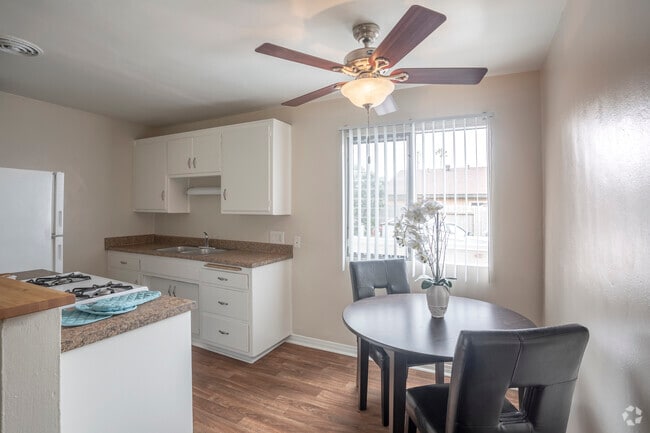 2 BR, 1 BA - 800 SF - Sea Breeze Garden Apartments