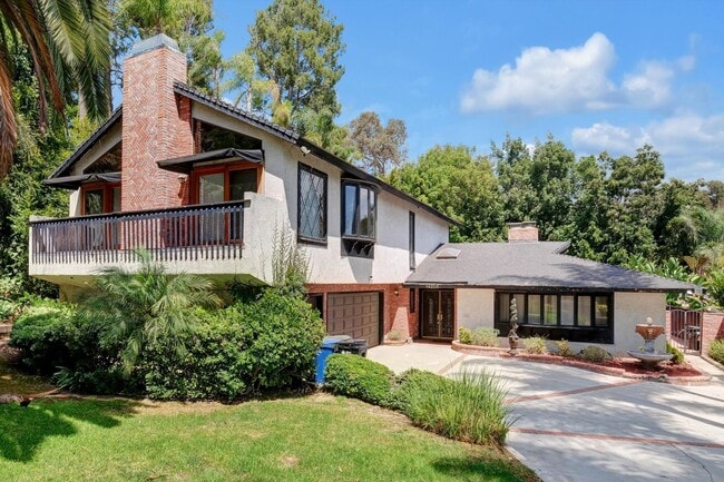 Building Photo - 5-Bedroom Home in Desirable Friendly Hills...