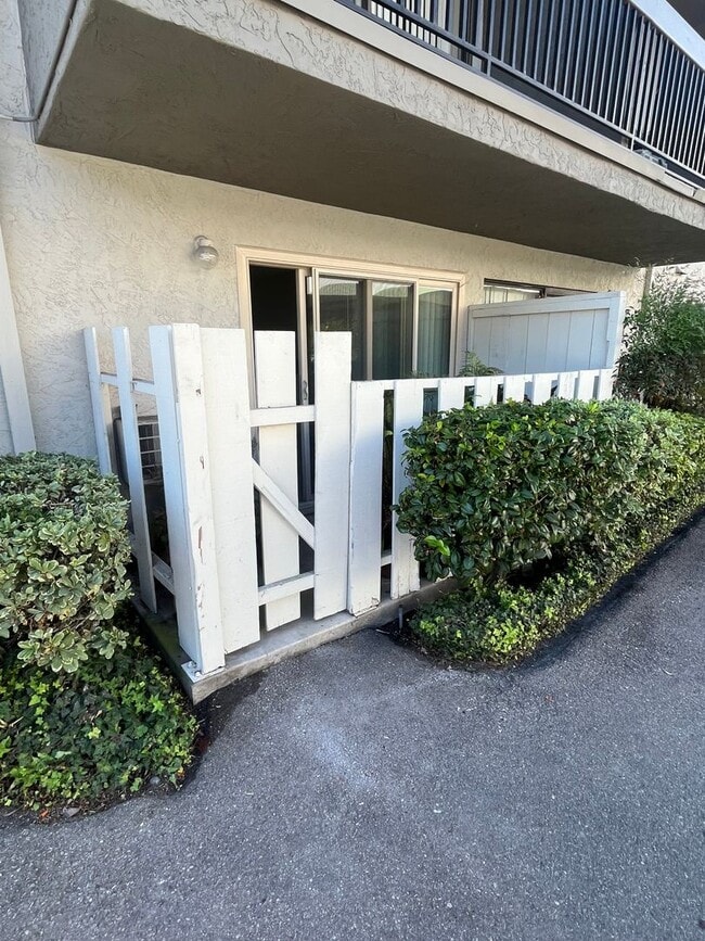 Building Photo - Clean and Quiet 1 Bedroom/1 Bath in SENIOR COMPLEX