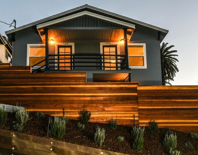 Building Photo - Updated 1 Bed 1 Bath in the Heart of Echo Park - Parking, laundry and great views! Unit 1932 Clinton St.