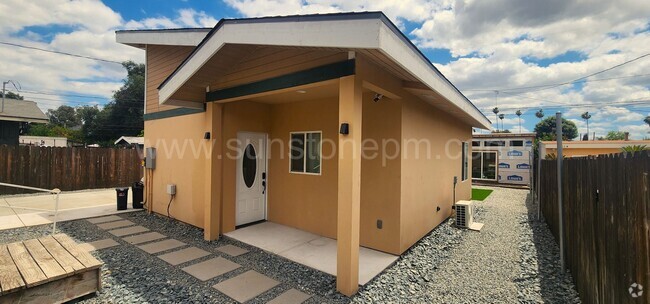Building Photo - 2 Bedroom, 1 bathroom Unit 556 W Randolph st Rental