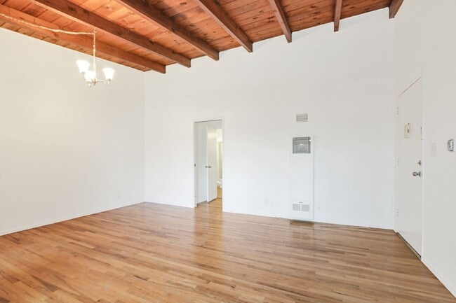 Photo - 978 S Barrington Ave Unit 04