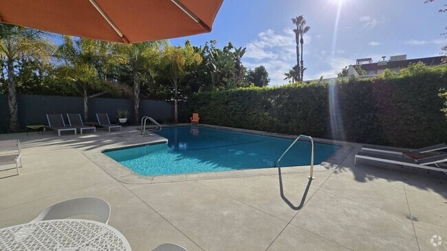 Building Photo - 7560 Hollywood Blvd Rental