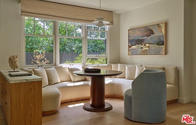 Photo - 8673 Hollywood Blvd