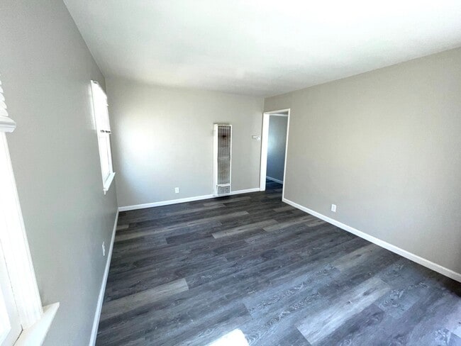Photo - Nice 1B/1B in South Wrigley available now! Unit 10