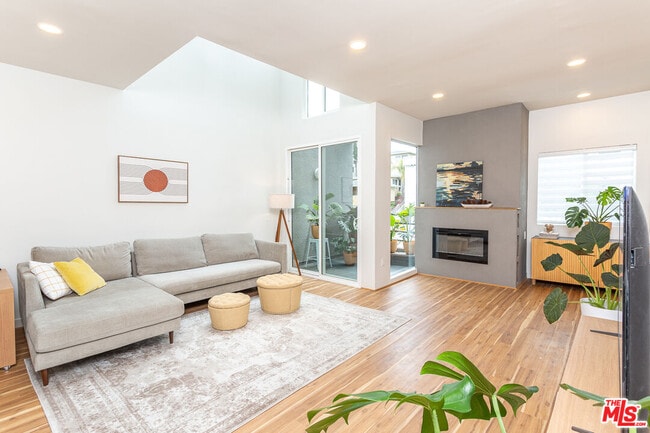 Building Photo - 1617 S Beverly Glen Blvd Unit 102