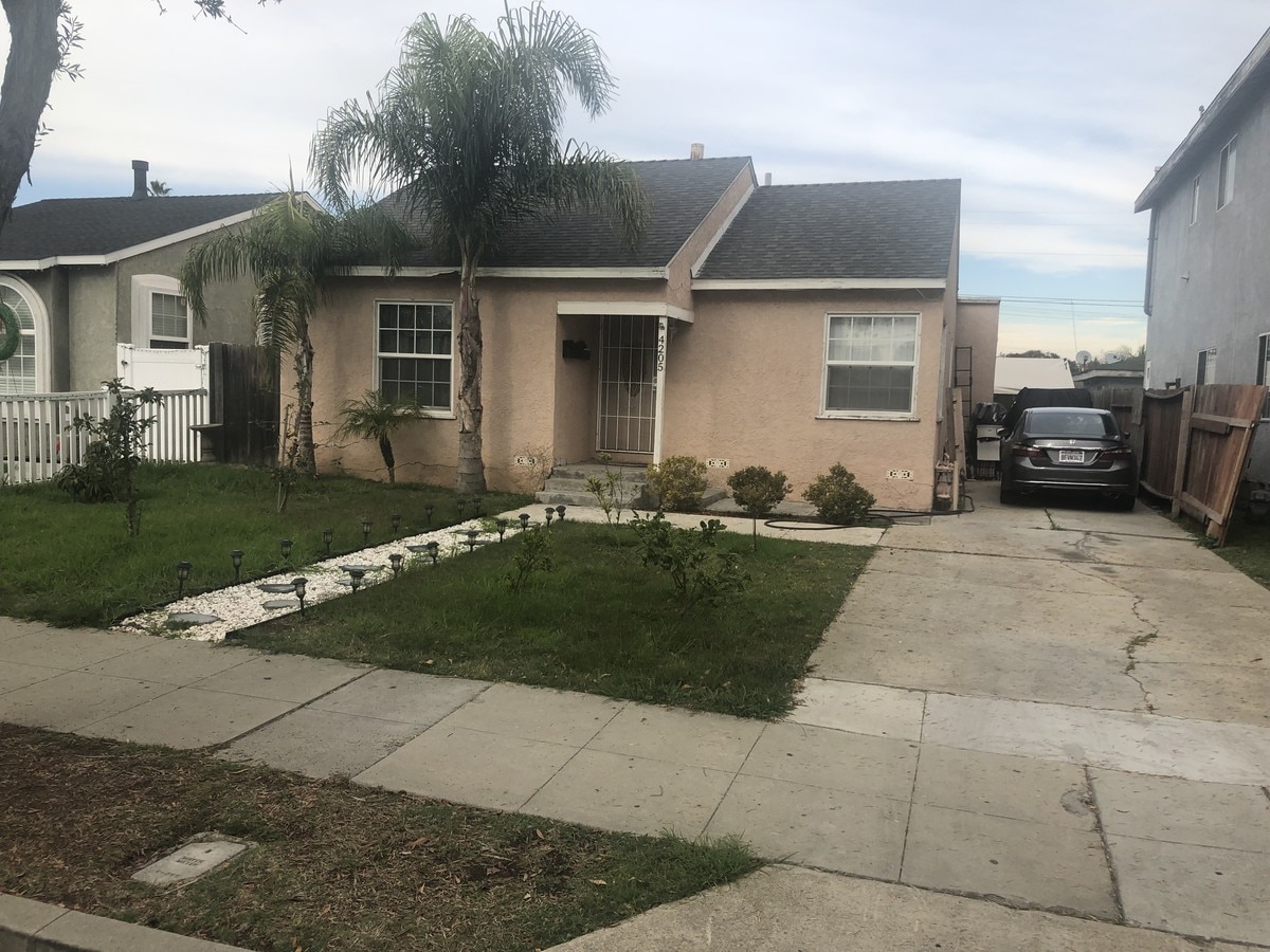 Beautiful 3bdrm 2bth front and rear yard bi - 4205 W 170th St Unit 1/2