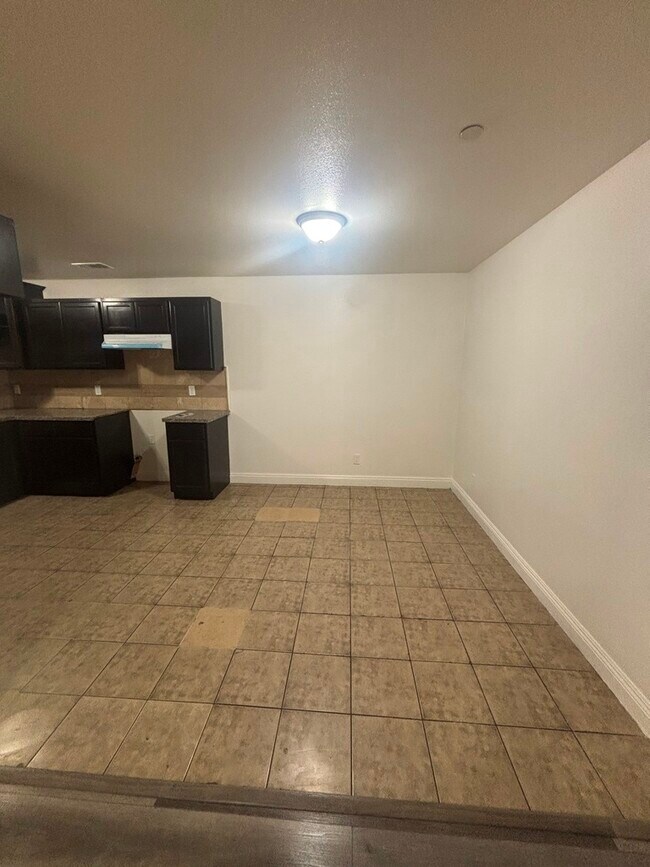 Photo - 829 E 84th St