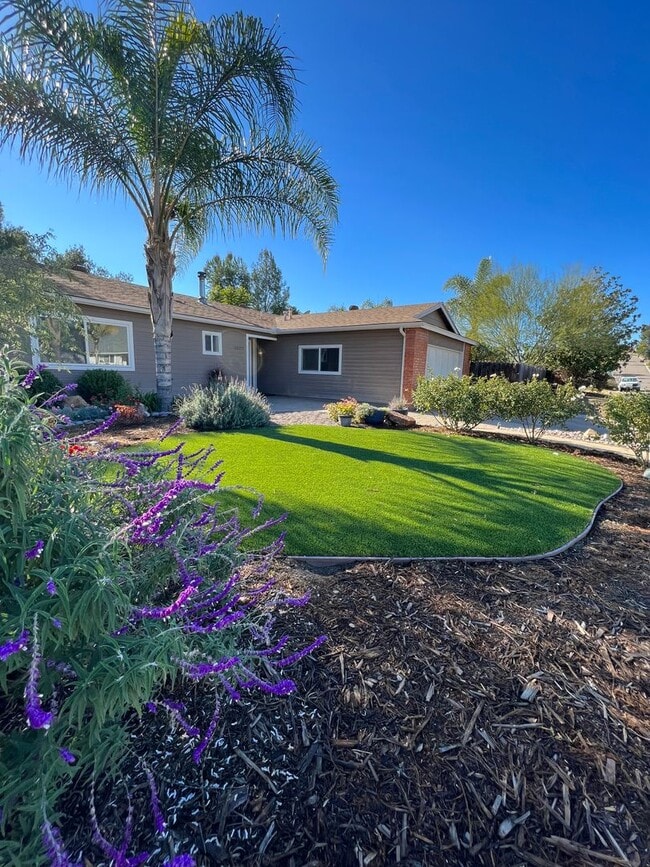 Building Photo - Three Bedrooms Two Bathrooms in Lakeside