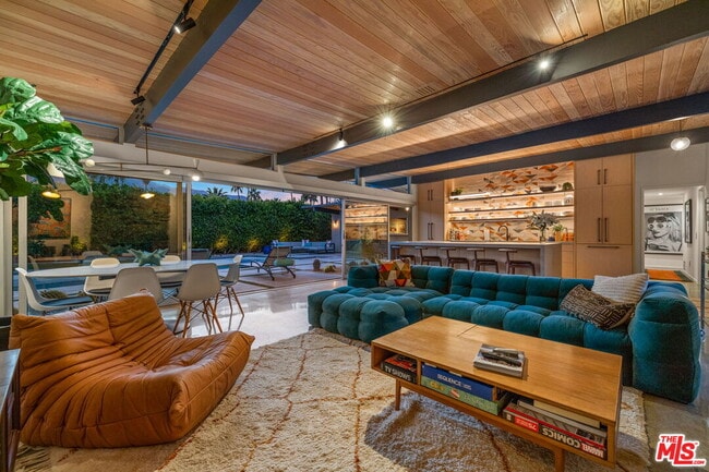 Photo - 207 N Debby Dr House