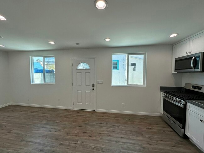 Building Photo - 2941 9th Ave Unit 1/2 Rental