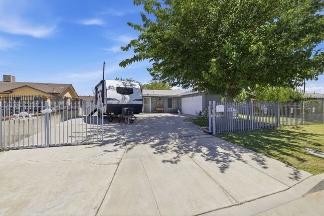 Building Photo - Charming 3-Bed with Gleaming Hardwood Floors
