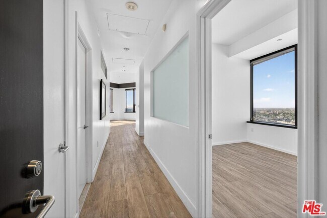 Photo - 1100 Wilshire Blvd Unit 2811