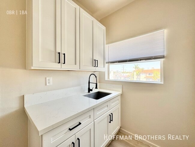 Building Photo - 1318 S Pacific Ave