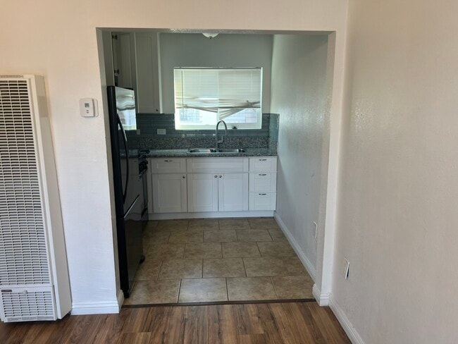 Building Photo - 3041 1/2 franklin Unit 3041 half