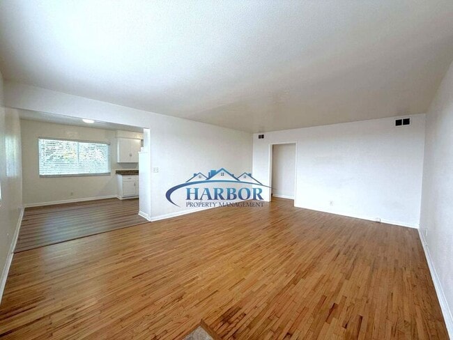 Photo - 943 W 13th St