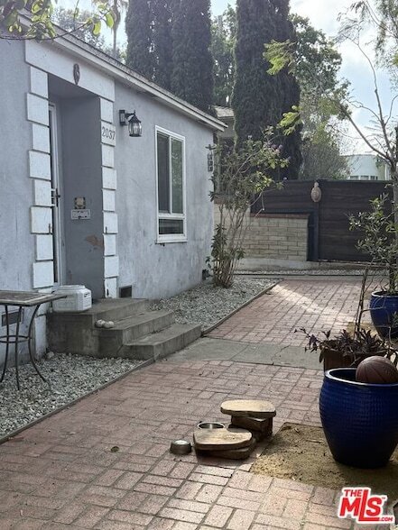 Photo - 2037 Stewart St