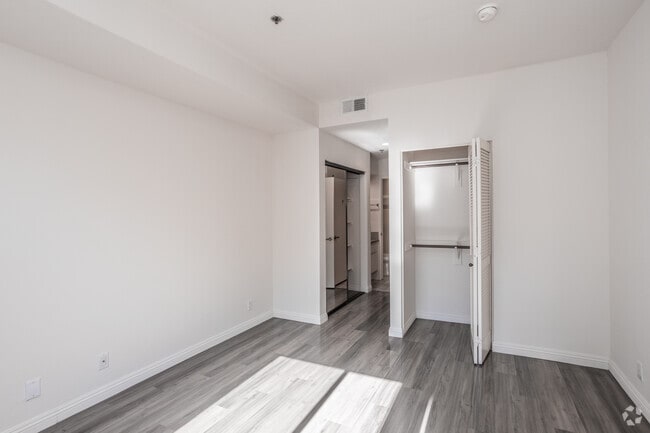 1BR, 1BA - 636 SF - Midvale Court Apartments Westwood