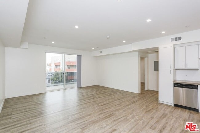 Building Photo - 744 Hartford Ave Unit 302 Rental