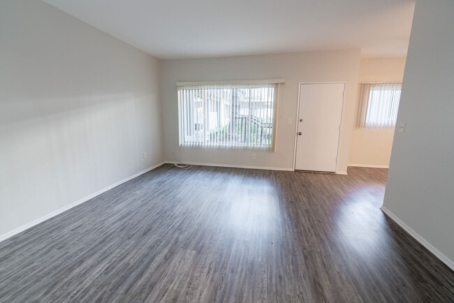 Photo - 18411 Vincennes Street