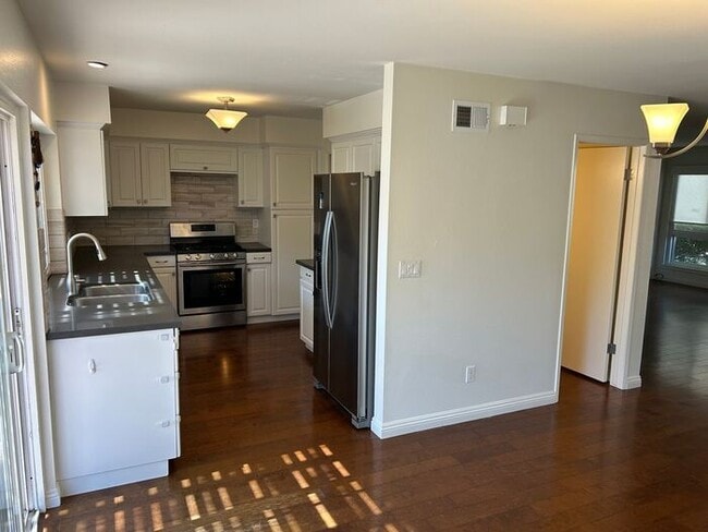 Building Photo - FANTASTIC 3BD TOWNHOUSE FOR LEASE!