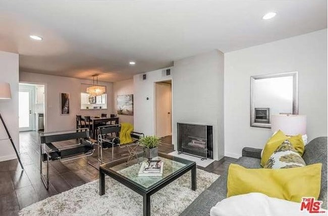 View of Living room area and open dining area - 1606 S Barrington Ave Unit 6