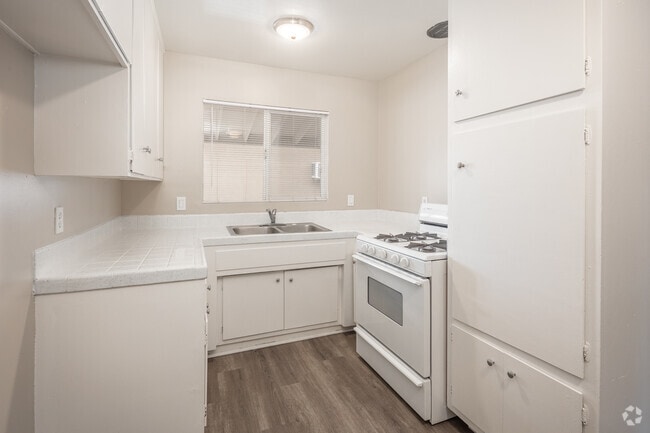 2BR, 1 BA - 650SF - Kitchen - Towne Centre at Orange