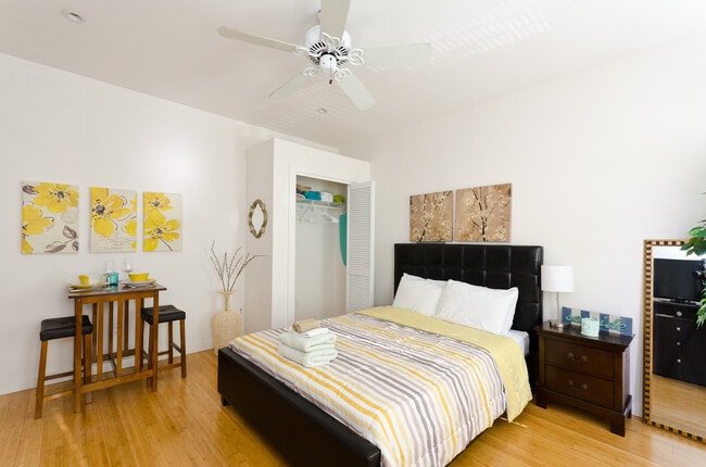 Building Photo - 202 Bicknell Ave Unit 5w