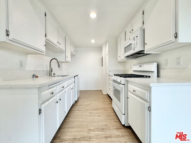 Building Photo - 12235 Magnolia Blvd Unit 306