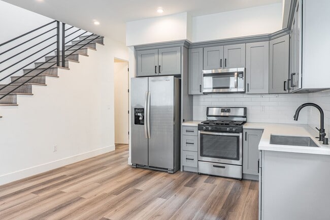 Building Photo - Beautiful Spacious Modern 3 Bedroom Townho... Unit 527 Rental