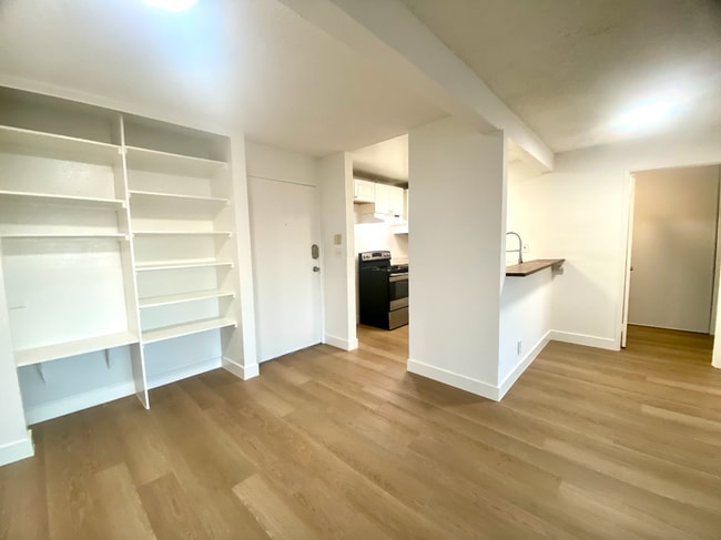 Building Photo - Stunning 1 Bed/1 Bath Condo Apartment with Private Balcony, Hardwood Flooring, AC, and Spacious L...