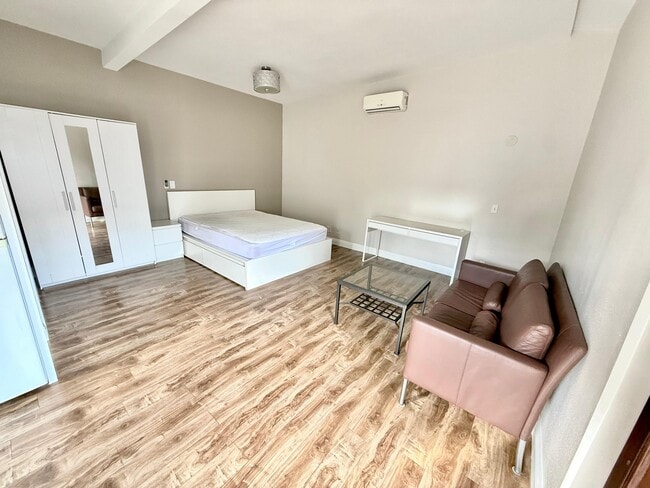 Building Photo - 1535 Livonia Ave Unit 0