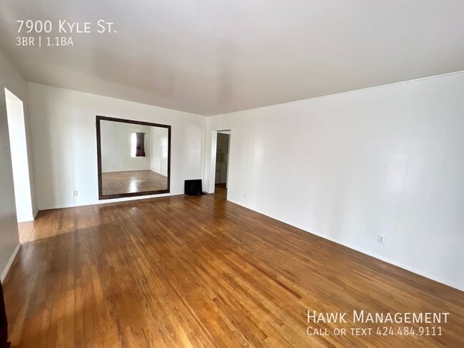 Photo - 7900 Kyle St