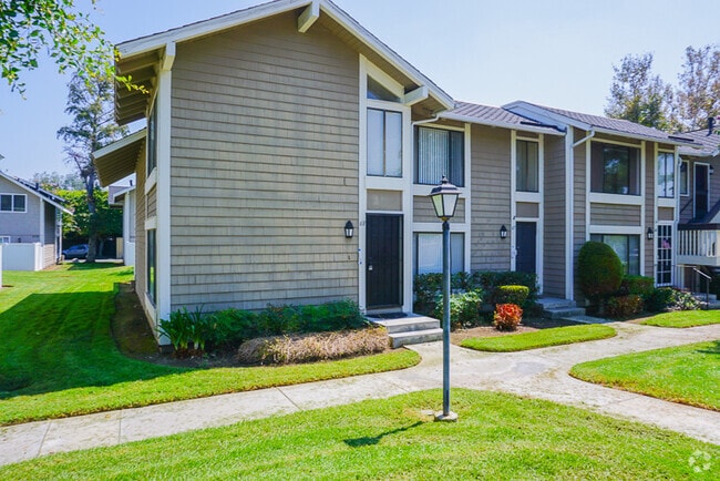 Building Photo - Lovely 2 Bedroom 1.5 Bathroom Condo in Orange