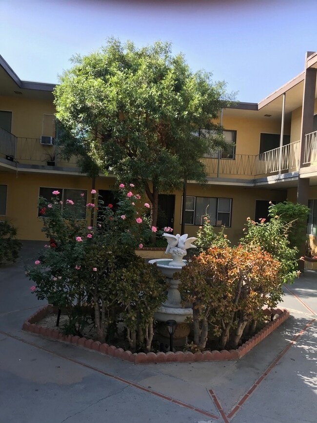 Photo - Spacious 1-Bedroom Apartment in Van Nuys –... Unit 205